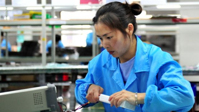 Trabajadora en una fábrica baterías de litio en Yichang, China.