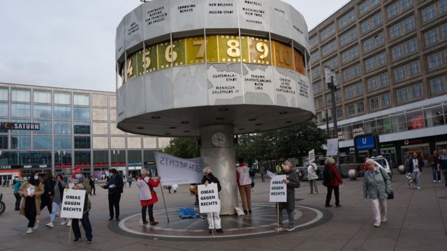 Ativistas reunidas na Alexanderplatz, em Berlim