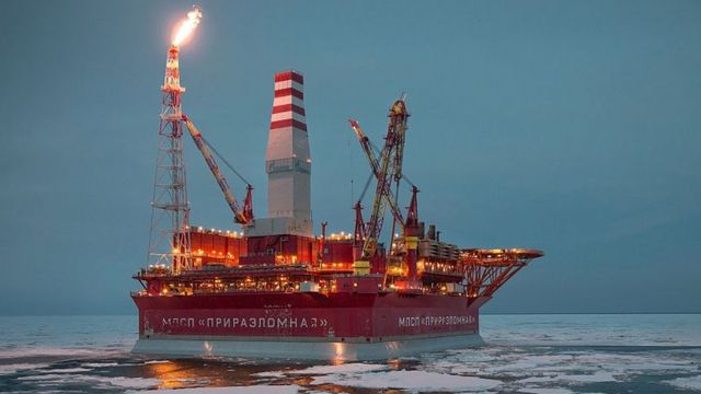 A plataforma de produção de petróleo offshore Prirazlomnaya é vista no Mar de Pechora, Rússia