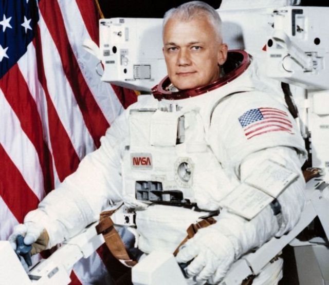 นายแมคแคนด์เลสถ่ายภาพคู่กับอุปกรณ์ไอพ่นช่วยบินในอวกาศเมื่อปี 1982