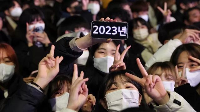 تجمع الناس للاحتفال بمرور منتصف الليل في سيول، عاصمة كوريا الجنوبية