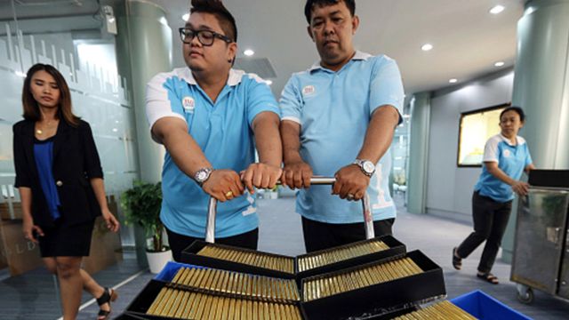 Bangkok'ta bir bankada altın külçeleri