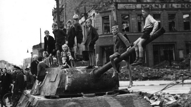 Война недавно закончилась, и берлинские дети играют среди разбомбленных зданий и подбитых танков