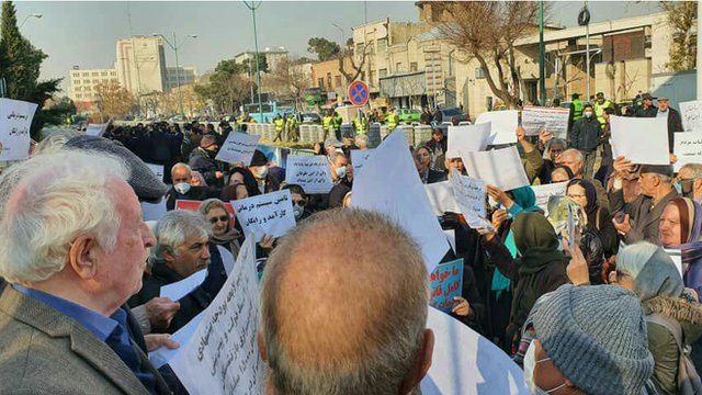 تجمع و اعتصاب همزمان معلمان و بازنشستگان در چند شهر ایران - BBC News فارسی