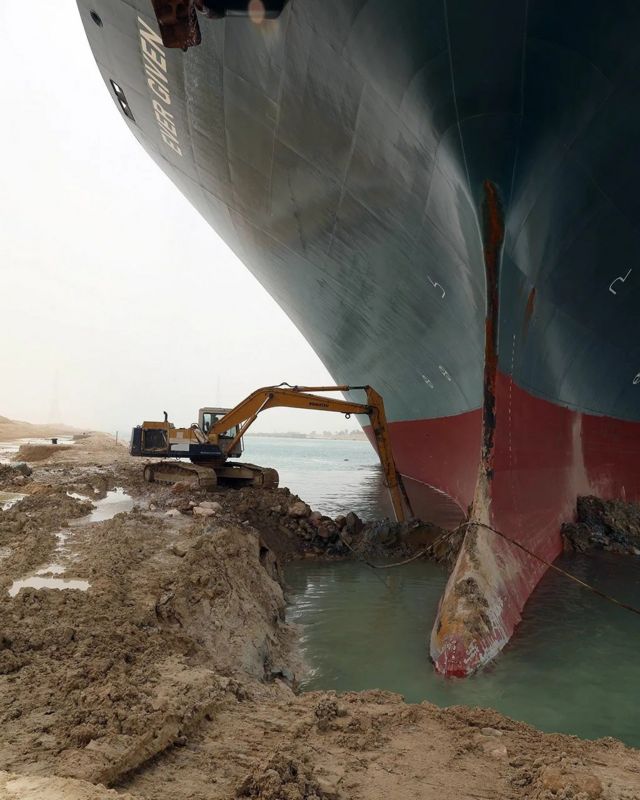 Imagens das escavadoras trabalhando para retirar a lama e o lodo em volta da proa do Ever Given destacaram a enorme dimensão do navio encalhado