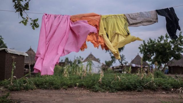 Odeća visi na sušilici u Ugandi