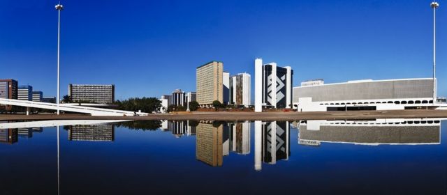 Vista panorámica de la Biblioteca Nacional de Brasilia y otros edificios de la ciudad.