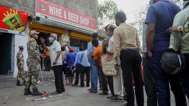 Hindistan'da yasaklar öncesi alkol satış kuyruğu