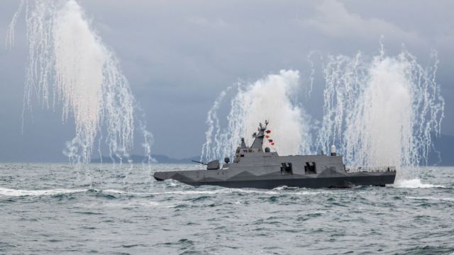 2022年1月7日，台湾基隆，一艘台湾军用轻型护卫舰发射照明弹。(photo:BBC)