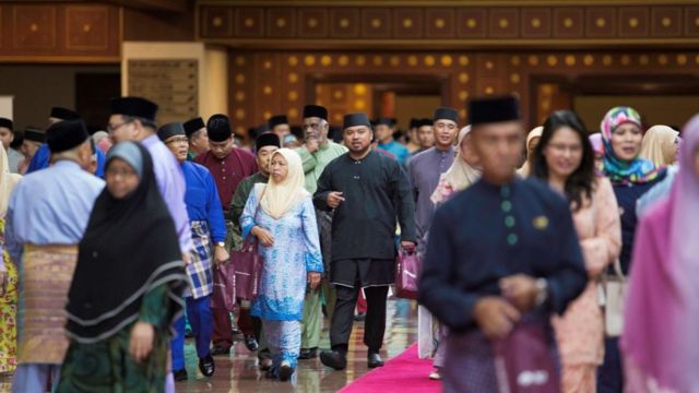 Ludzie chodzą po stolicy po wysłuchaniu przemówienia sułtana Hassanala Bolkiaha z Brunei.