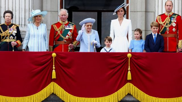 La princesa Ana, Camilla de Cornualles, el príncipe Carlos, la reina Isabel, el príncipe Louis, Kate Middleton, la princesa Charlotte, el príncipe George y su padre, el príncipe William.