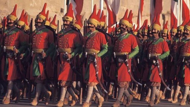 Desfile con soldados vestidos como persas antiguos