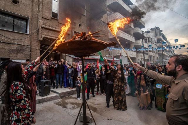 أكراد سوريون يوقدون شعلة نوروز في مدينة القامشلي