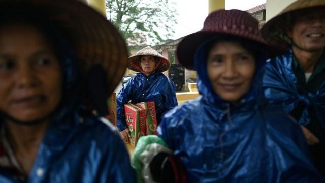 Người dân nhận quà cứu trợ ở Quảng Trị