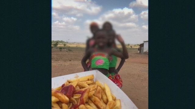 Um homem oferece batata frita para crianças na África