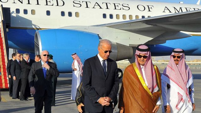 جو بايدن في زيارة إلى السعودية حين كان نائباً للرئيس عام 2011