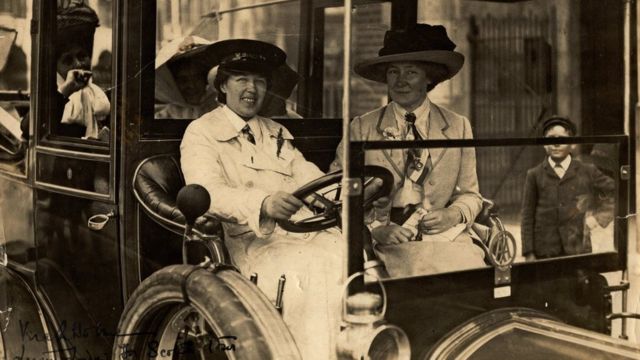 Vera 'Jack' Holme driving Emmeline Pankhurst (sitting in the back) and others to Scotland, 1909