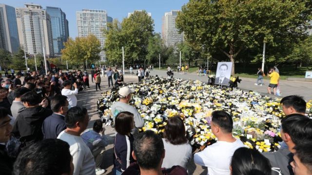 在河南省会郑州，纪念李克强的人群和鲜花。