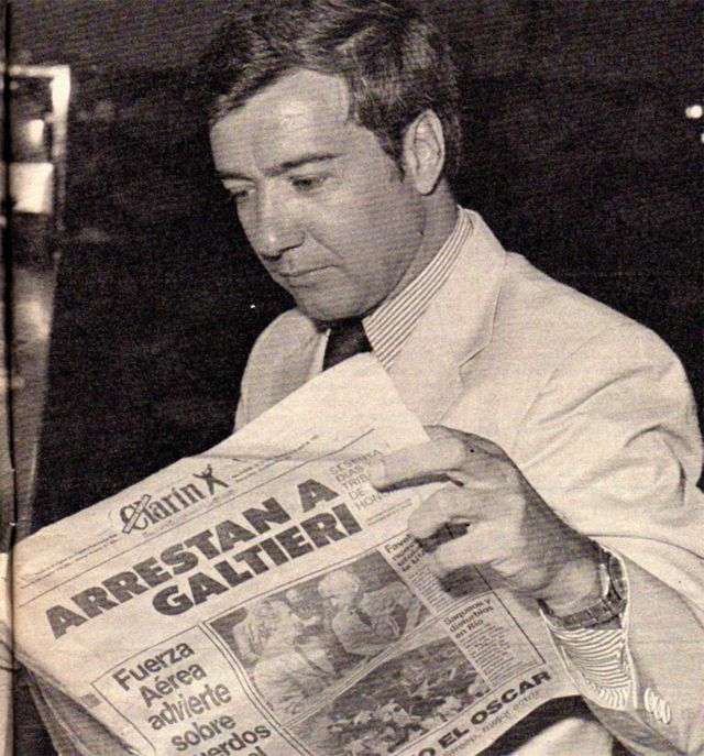 Juan Bautista Yofre leyendo el diario Clarín en Argentina en abril de 1983