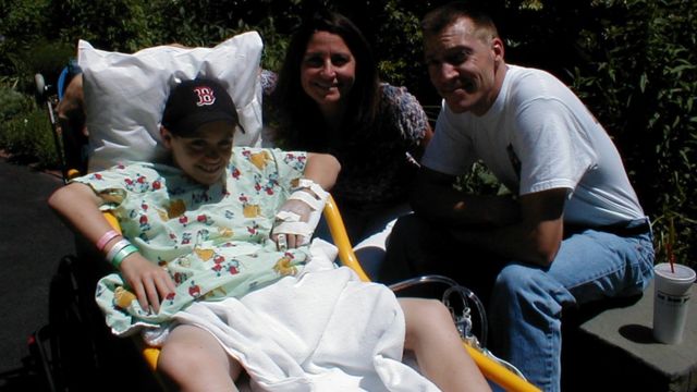 Люк Масела с родителями через месяц после операции по пересадке искусственного мочевого пузыря. 2001 год.