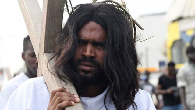 Aworan arakunrin kan to gbe agbelebu