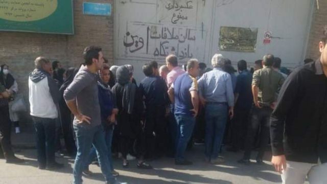 تجمع خانواده‌های نگران زندانیان پشت در زندان اوین در صبح روز یکشنبه