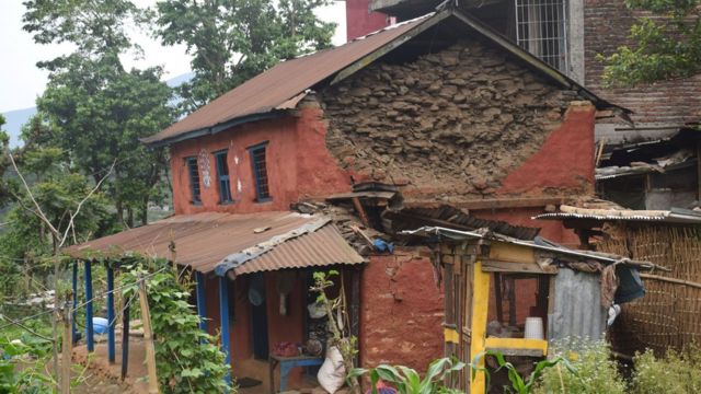 भूकम्पमा क्षतिग्रस्त लमजुङको घर