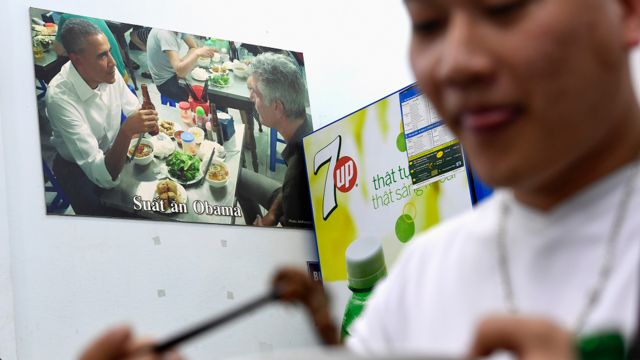 Hình ảnh chuyến thăm của ông Obama trên tường trong một nhà hàng ở Việt Nam