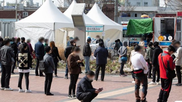 19일 오전 서울 구로역광장에 마련된 임시 선별진료소를 찾은 시민들과 외국인들이 검체 검사를 받기 위해 줄을 서 있다