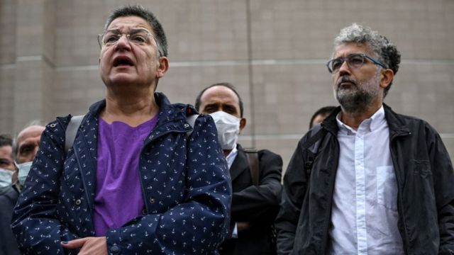 اعتقال رئيسة نقابة الأطباء التركية بتهمة "الدعاية للإرهاب" - BBC News عربي 1 شيبنم كورور فنجانجي (يسار). صورة أرشيفية