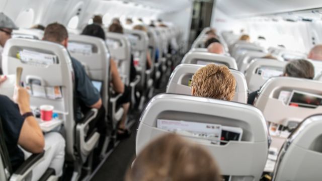 interior de avião com passageiros