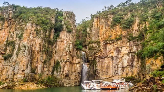 foto de arquivo mostra barcos em cachoeira em Capitólio