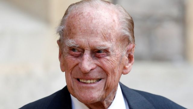 Príncipe Philip em foto de julho de 2020, sorrindo e olhando para o lado