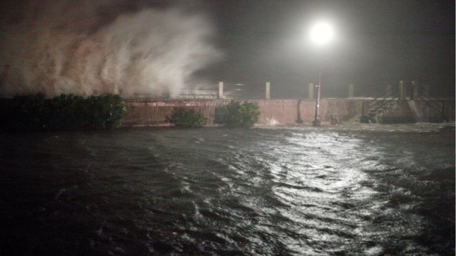 La marejada ciclónica y las olas rompen contra el malecón en una sección inundada de la calle en Charleston, Carolina del Sur, la tarde 7 de octubre de 2016.