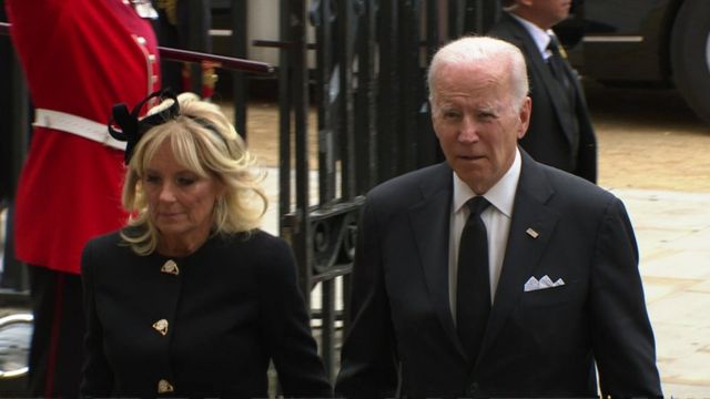 El presidente de Estados Unidos, Joe Biden, llega, junto a su esposa.