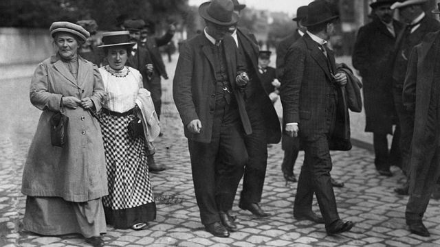 Las grandes amigas Rosa Luxemburgo y Clara Zedkin camino a una reunión.