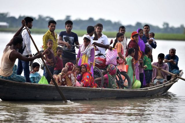 Penduduk desa di Assam