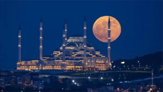 यसअघि टर्कीको इस्तानबुलस्थित ग्रान्ड चाम्लजा मस्जिदको पृष्ठभूमिमा देखिएको चन्द्रग्रहण