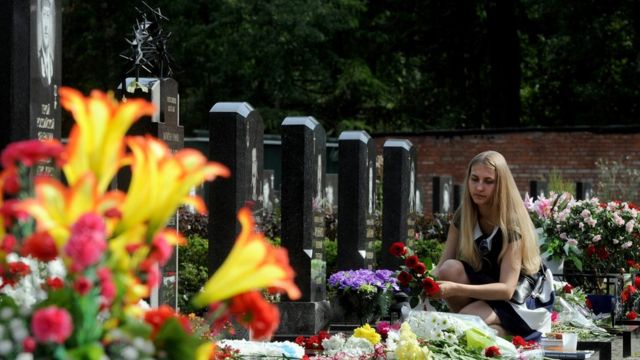 Близкие и родные моряков до сих пор приносят на их могилы цветы, Санкт-Петербург, 2015 год