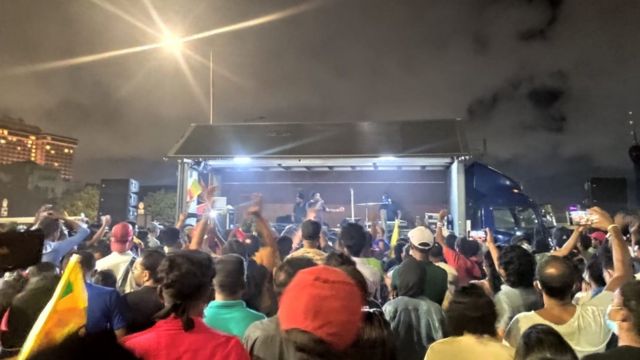 போராட்ட களத்தில் நடக்கும் இசை நிகழ்ச்சி