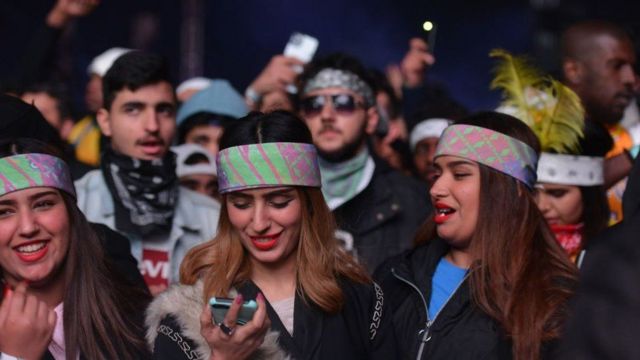 فتيات سعوديات وسط جمهور المهرجان الموسيقي الذي استضافته الرياض قبل أسابيع.