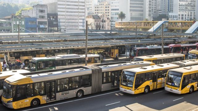 Ônibus circulando em terminal da capital Paulista