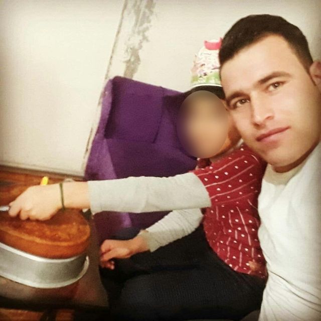 امین شمس کولبر ۲۱ ساله در کنار فرزندش