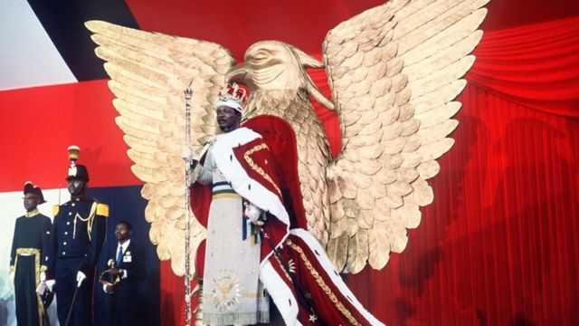 Бокасса в короне и мантии возле трона в форме золотого орла