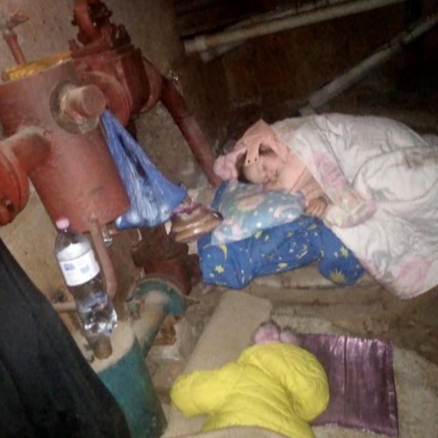As filhas de Yuliia dormindo sob tubulações subterrâneas em seu bunker