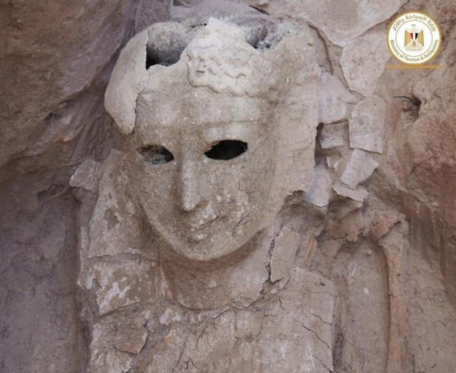 Los restos de una máscara que contenía una momia femenina encontrados en las tumbas del templo Taposiris Magna de Alejandría