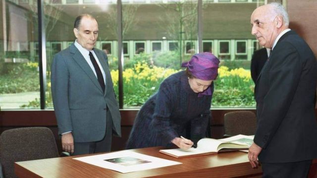 François Mitterrand e Isabel II en el JET
