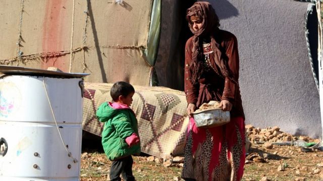İdlib'de göçmen kampında kadın ve çocuğu