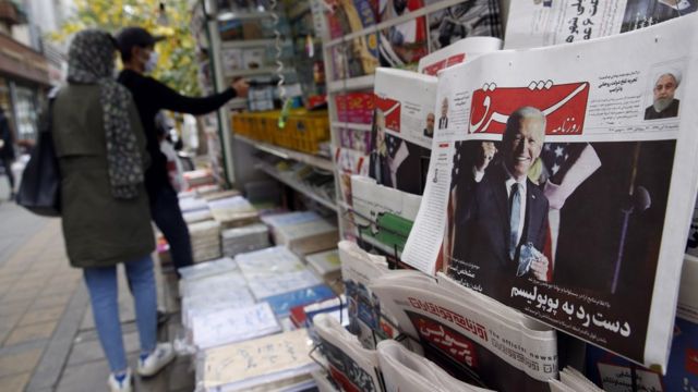 Uma cópia do jornal diário iraniano Shargh, com uma foto do presidente eleito dos EUA Joe Biden e a manchete 'Não ao populismo', em exibição em um quiosque em Teerã, Irã (8 de novembro de 2020)