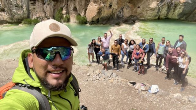 Jesús Rubio y un grupo de turistas venezolanos en Perú.